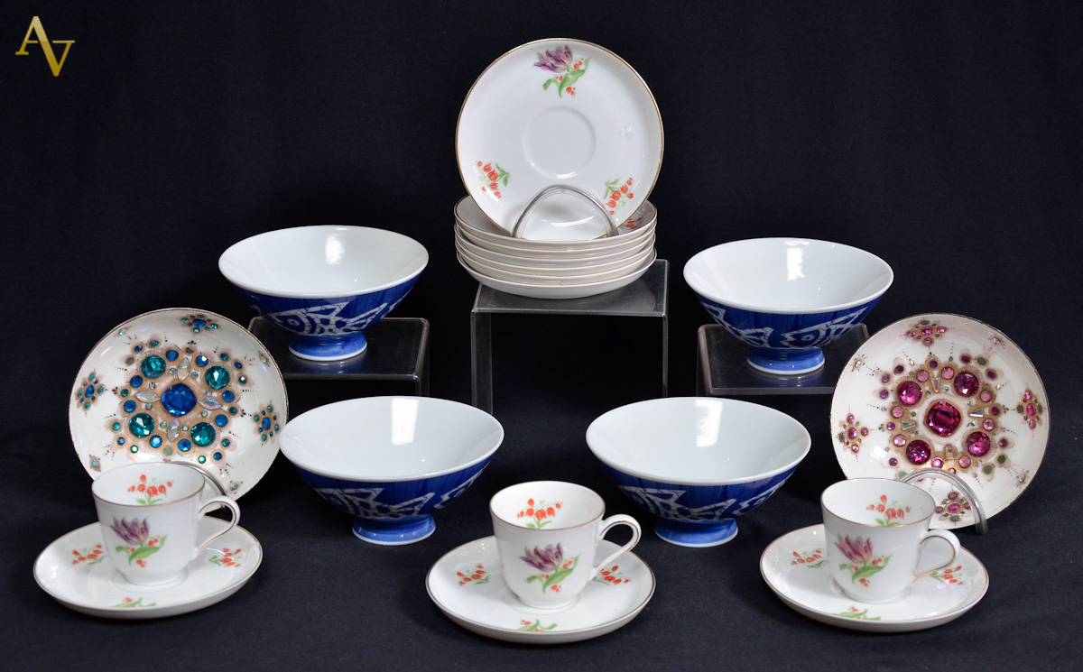 Diversas peças, sendo 10 xícaras de cafe com pires de porcelana...