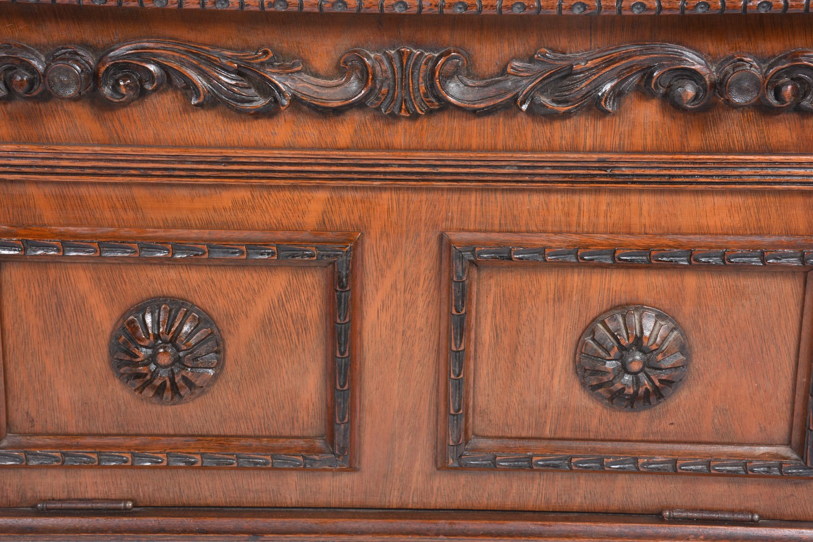 Móvel auxiliar de madeira nobre, porta frontal articulada. Parte... - foto 4 de 8