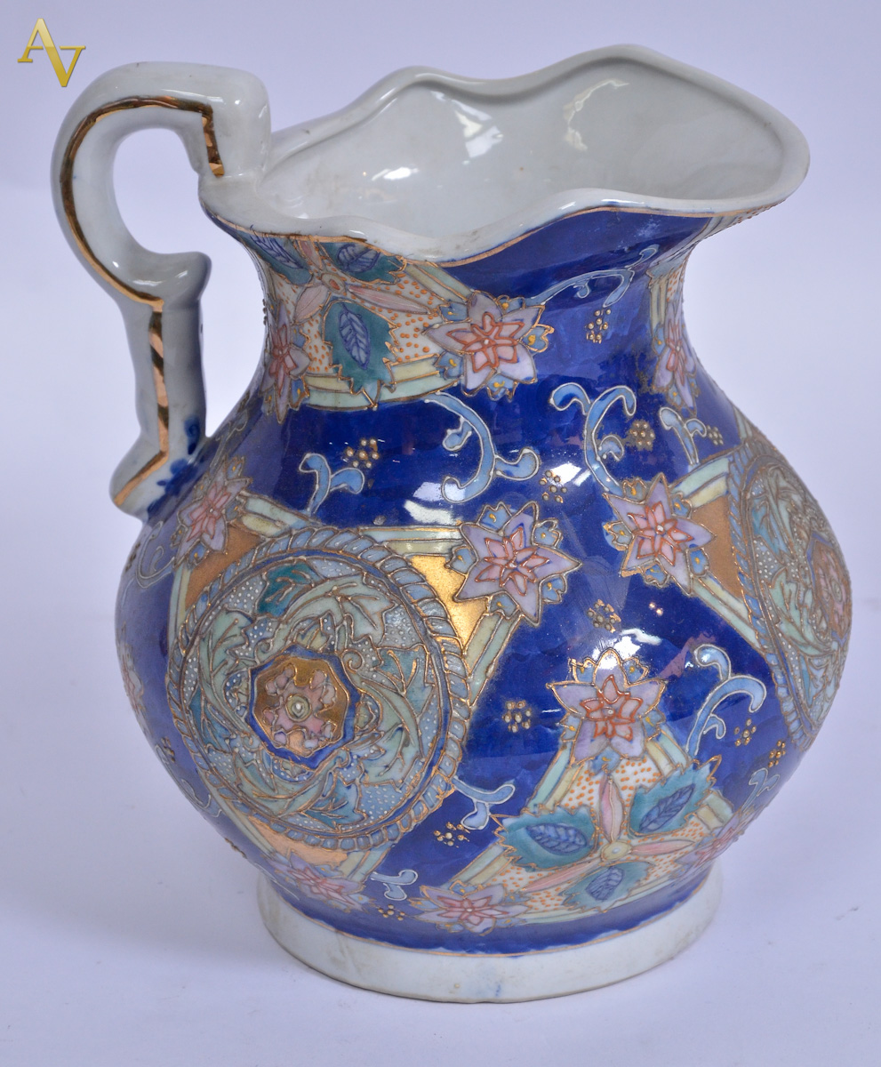 Jarra para agua de porcelana oriental decorada com flores em...