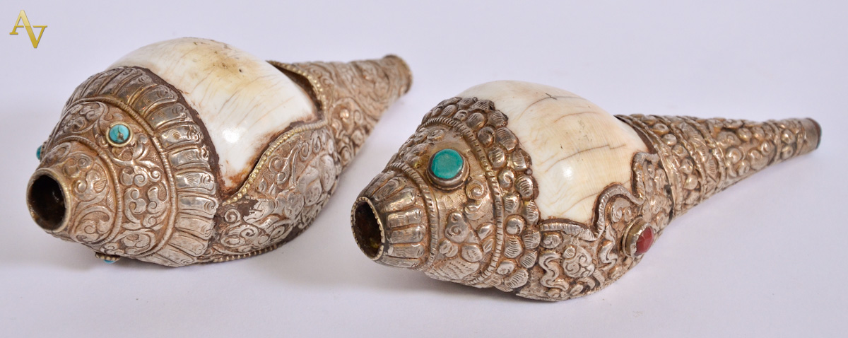 Dois caramujos com prata, coral e turquesa. Comp. 14 cm.
