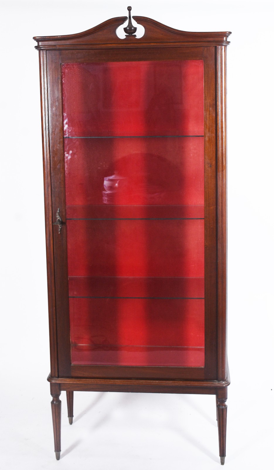 Vitrine de madeira nobre, estilo ingles, tres prateleiras de vidro e... - foto 2 de 3