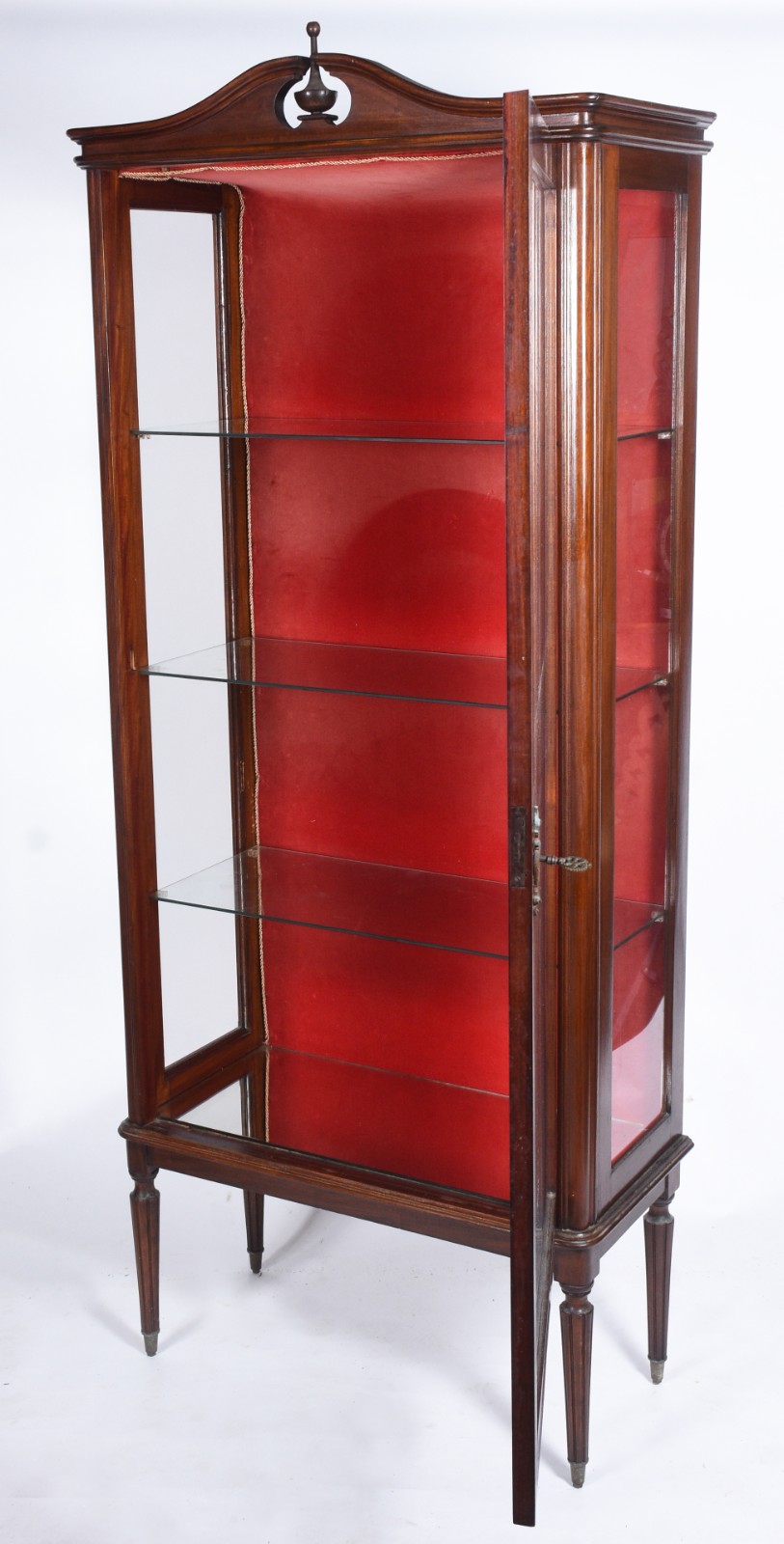 Vitrine de madeira nobre, estilo ingles, tres prateleiras de vidro e... - foto 1 de 3