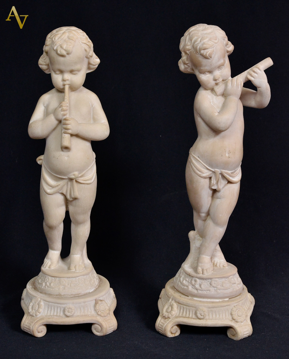 Par de estatuetas de pó de mármore repres.figuras angelicais com...