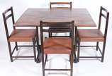 Mesa de jantar de madeira nobre, tampo dobrável... - Mesa de jantar de madeira nobre, tampo dobrável, apoio em pernas retas ligadas por trave inferior. Folheado com partes descascando. Acompanham 4...