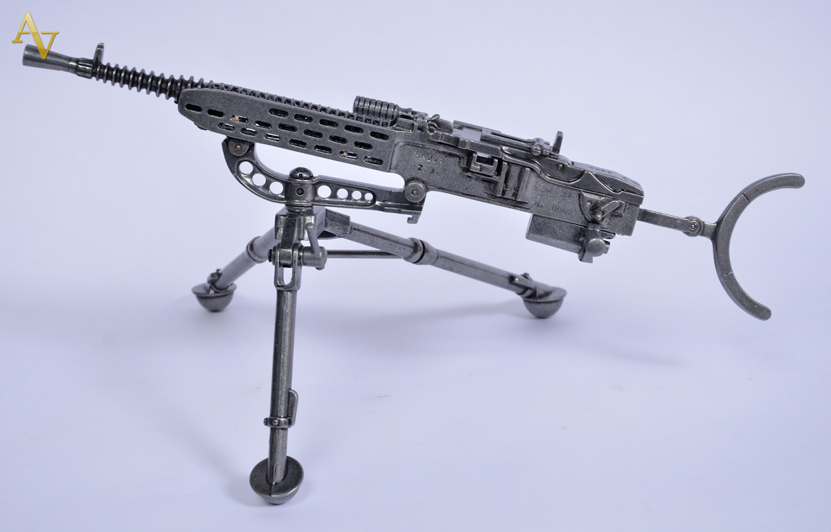 Replica de metralhadora de metal. Alt. 18 cm.
