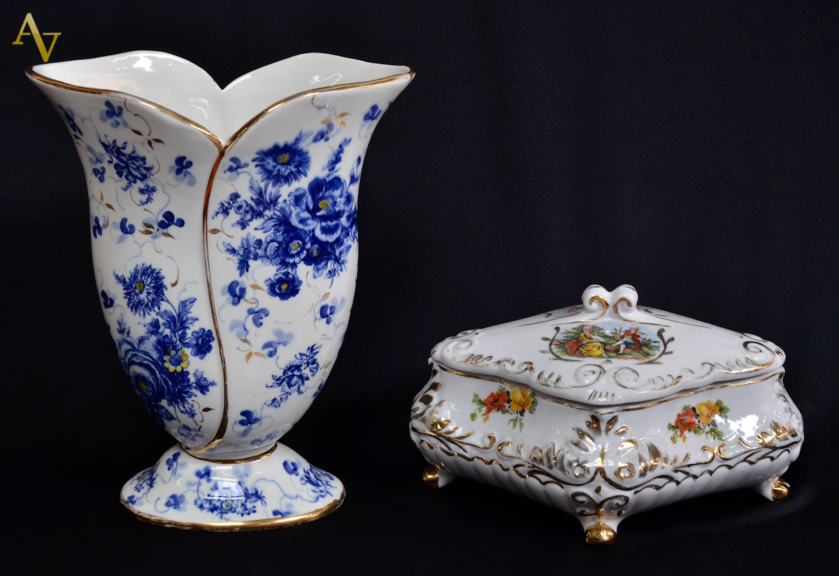 Duas peças de porcelana, sendo porta joias decorado com flores em...