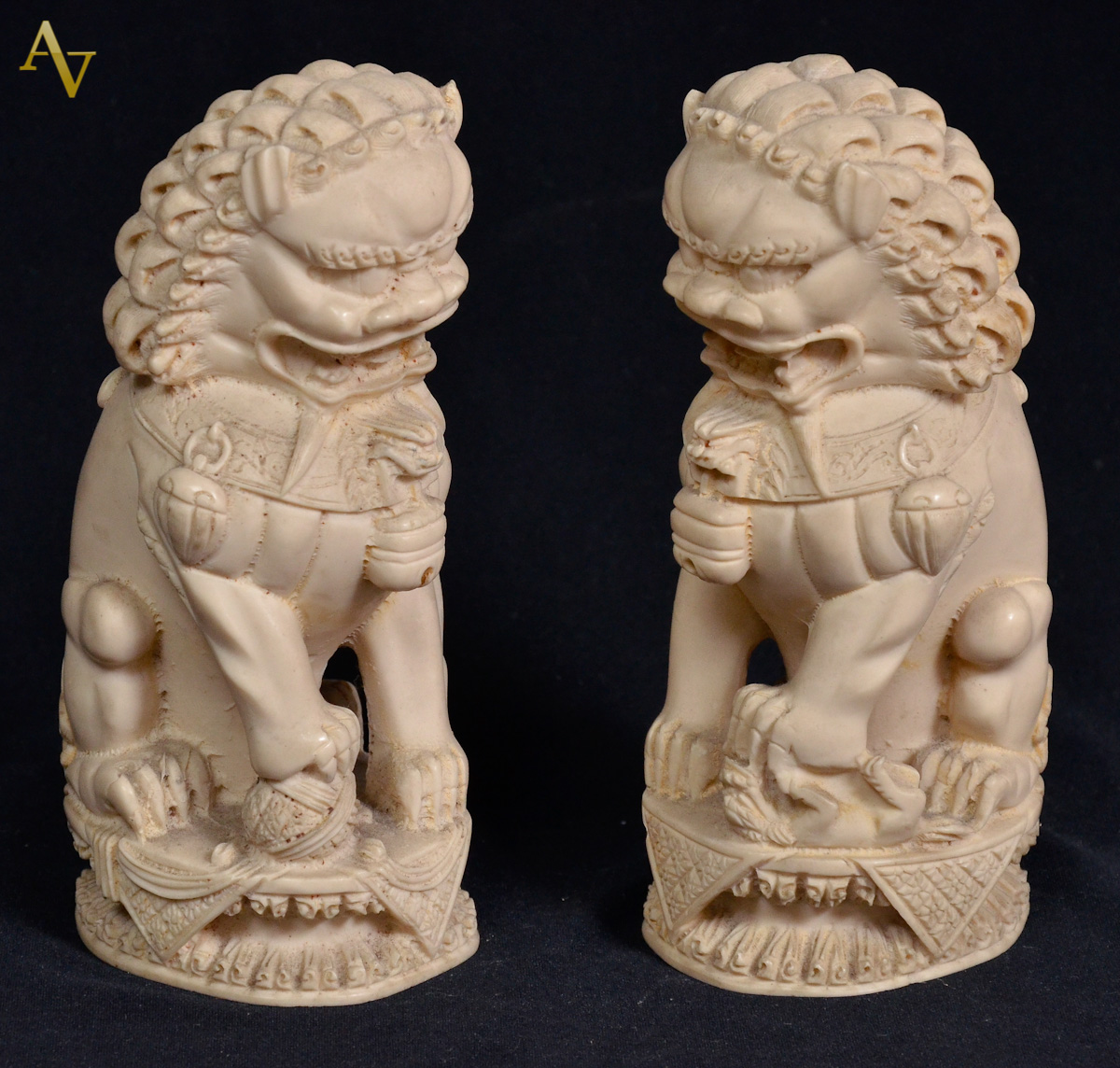 Par de cães de Fó de resina - Alt. 19 cm.