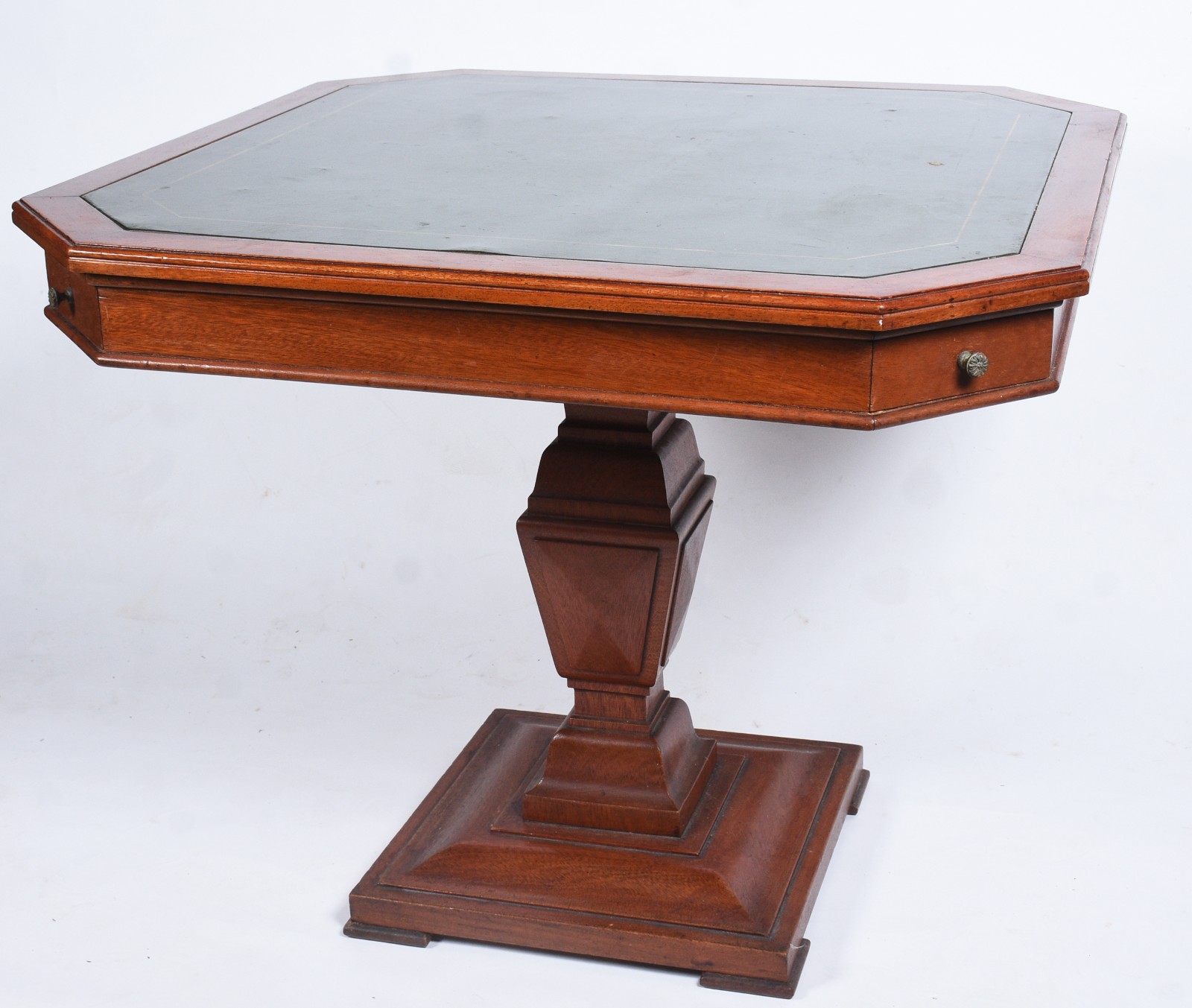 Mesa de jogo de madeira nobre, quinas chanfradas com pequenas... - foto 2 de 11