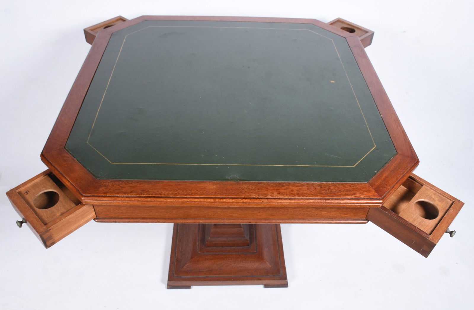 Mesa de jogo de madeira nobre, quinas chanfradas com pequenas... - foto 3 de 11
