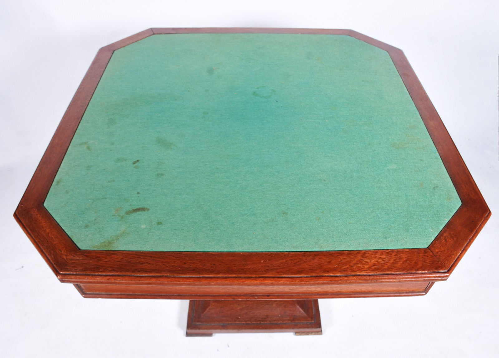 Mesa de jogo de madeira nobre, quinas chanfradas com pequenas... - foto 5 de 11