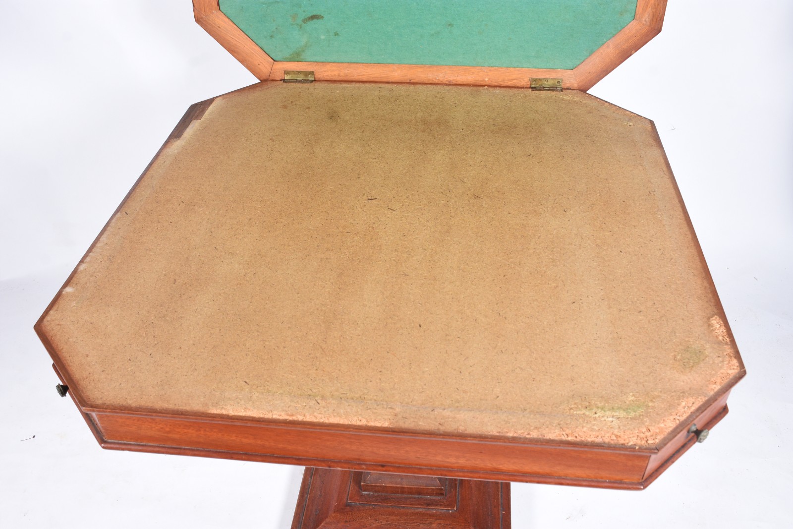 Mesa de jogo de madeira nobre, quinas chanfradas com pequenas... - foto 6 de 11
