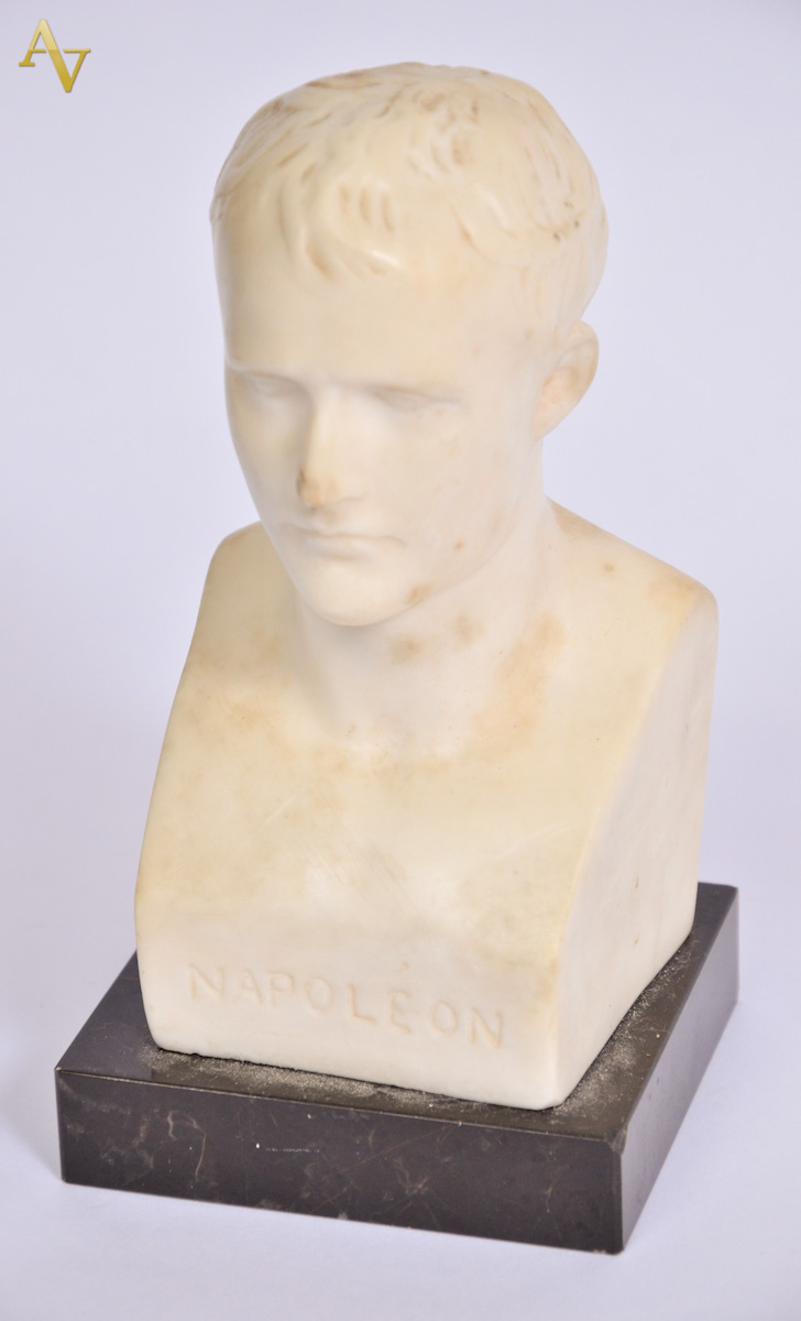 Estatueta francesa de resina repres. Napoleão, alt. 17 cm.(pequeno...