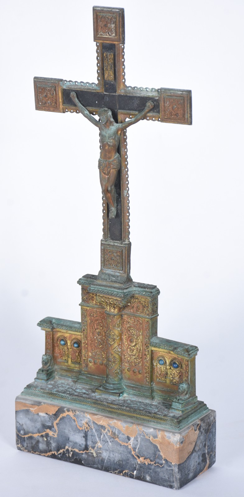 Crucifixo de metal com base de mármore. - foto 1 de 10