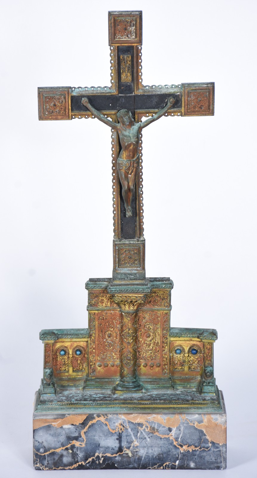Crucifixo de metal com base de mármore. - foto 2 de 10