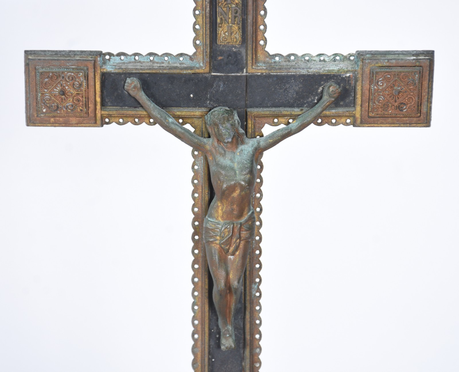 Crucifixo de metal com base de mármore. - foto 3 de 10