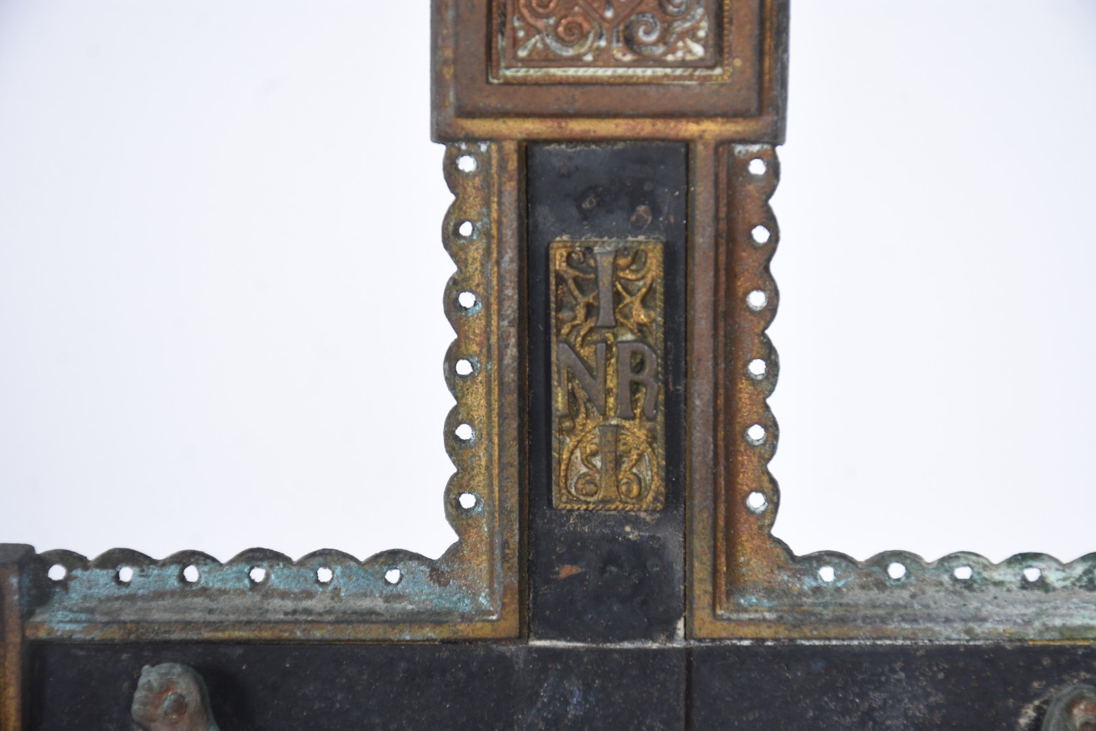 Crucifixo de metal com base de mármore. - foto 4 de 10