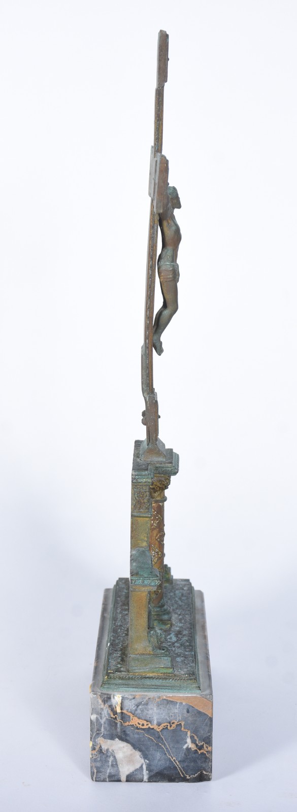 Crucifixo de metal com base de mármore. - foto 7 de 10