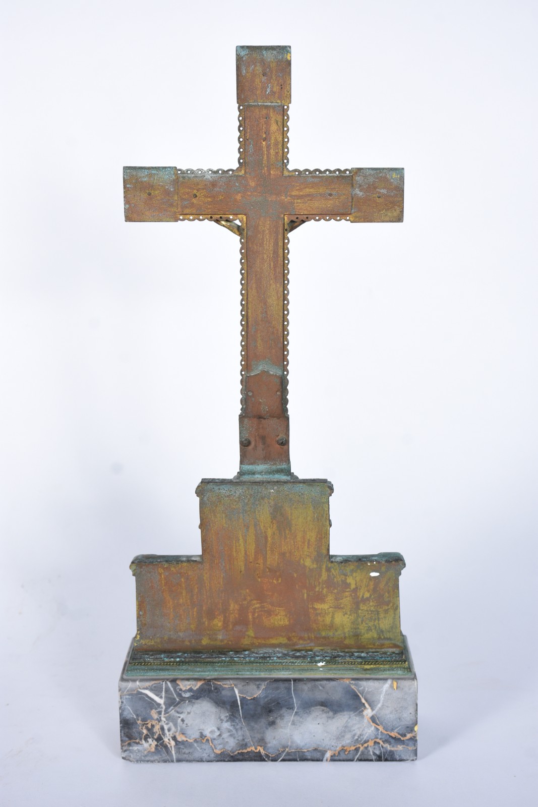 Crucifixo de metal com base de mármore. - foto 8 de 10