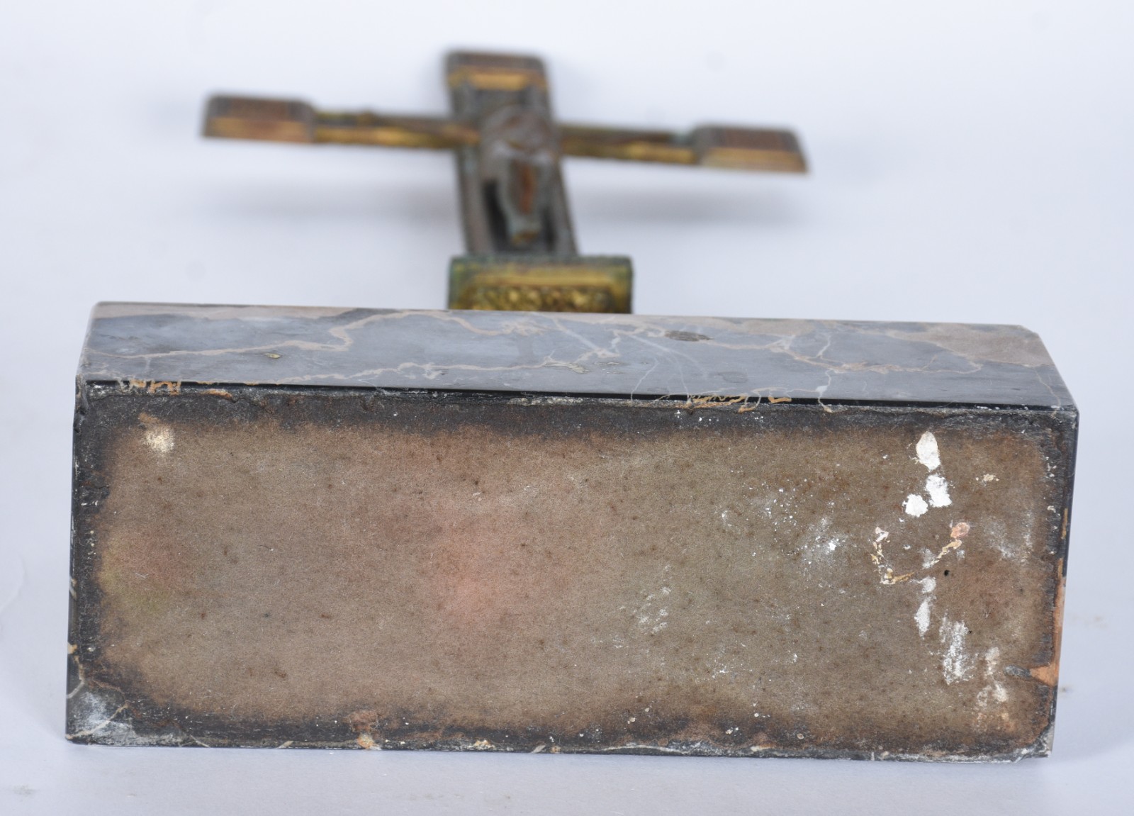 Crucifixo de metal com base de mármore. - foto 9 de 10