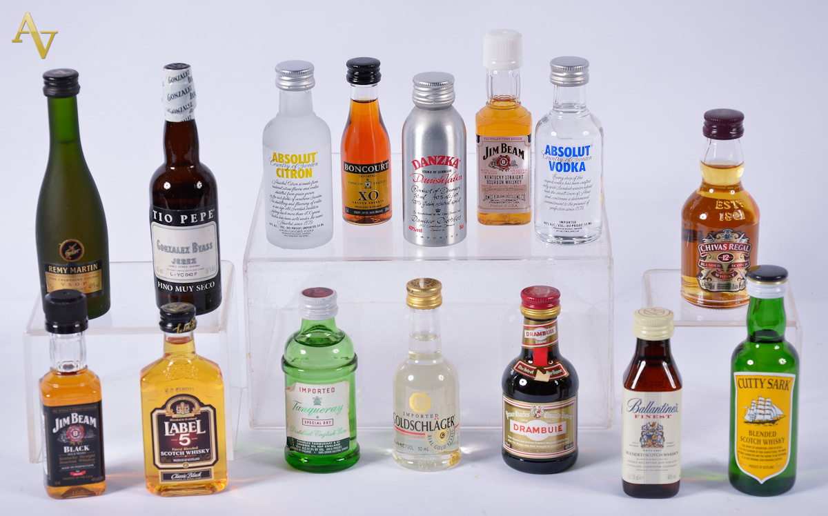 Quinze miniaturas de bebidas diversas.