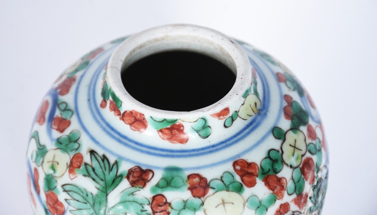 Antigo vaso de porcelana oriental decorado com motivos marinhos e... - foto 5 de 7