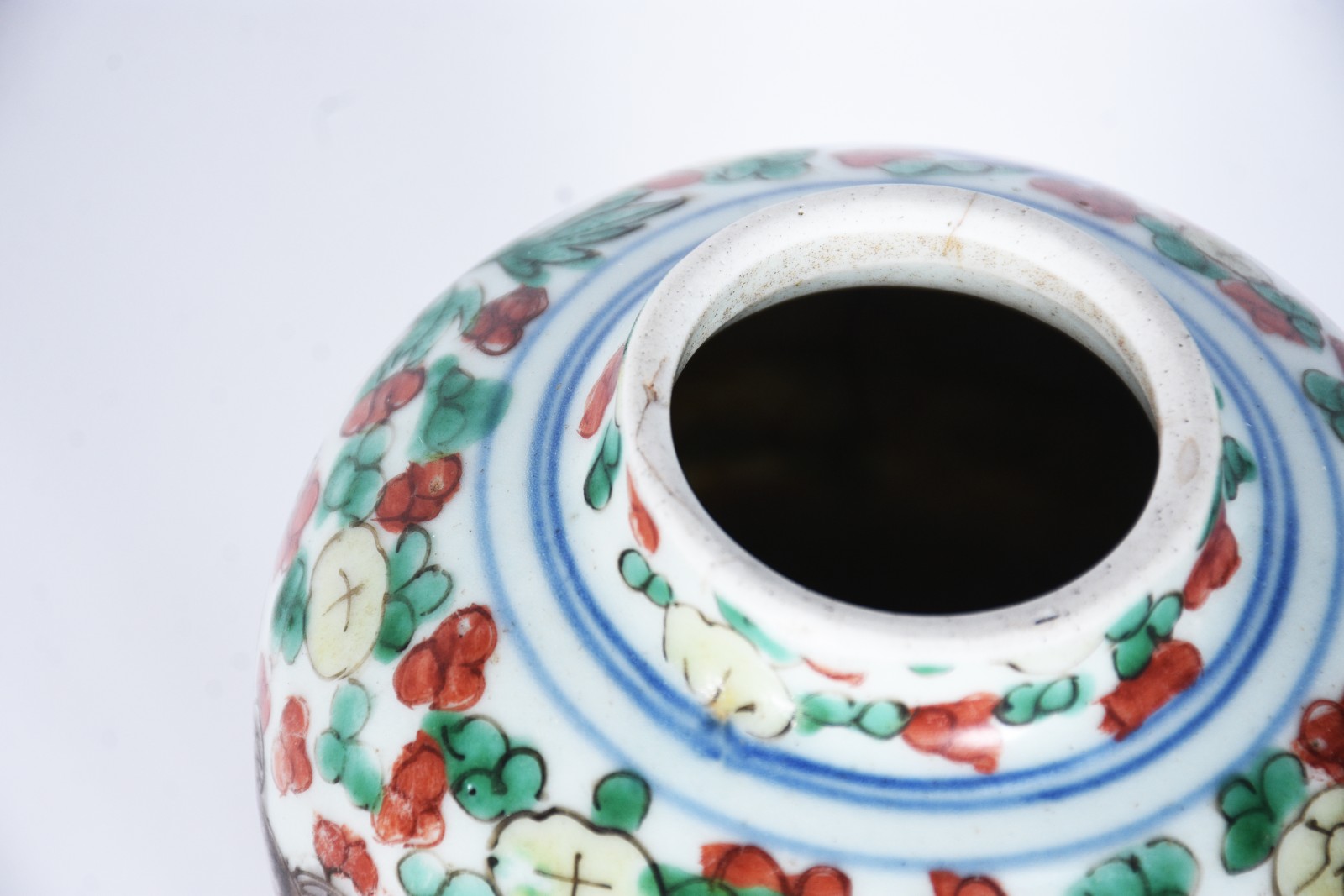 Antigo vaso de porcelana oriental decorado com motivos marinhos e... - foto 7 de 7
