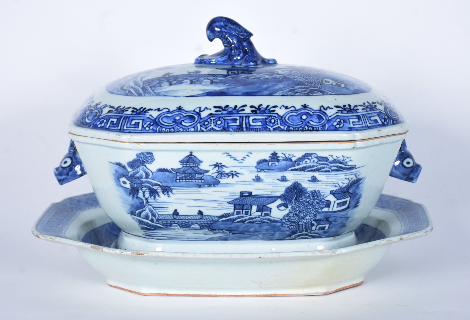 Terrina com travessa de MACAU de louça azul e branca. Travessa com... - foto 1 de 11