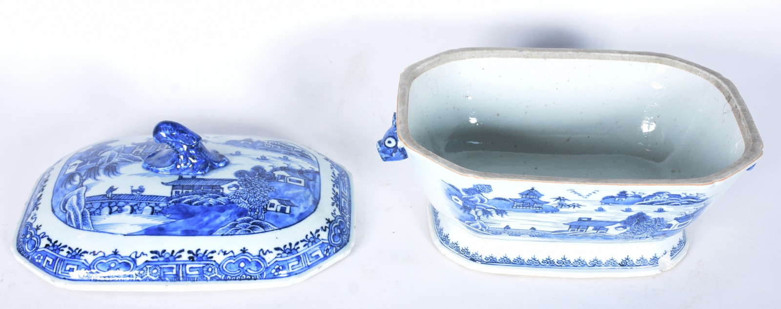 Terrina com travessa de MACAU de louça azul e branca. Travessa com... - foto 6 de 11