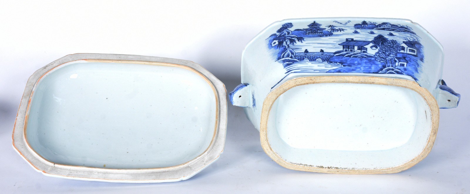 Terrina com travessa de MACAU de louça azul e branca. Travessa com... - foto 7 de 11