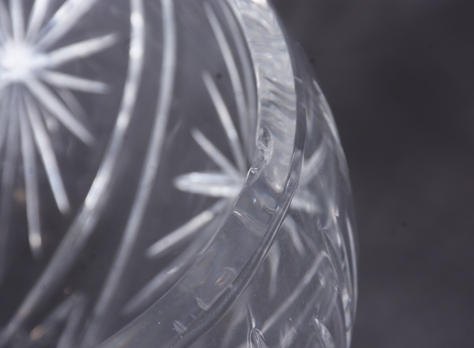 Duas peças de cristal lapidado, sendo: bowl (com lascado na borda) e... - foto 8 de 8