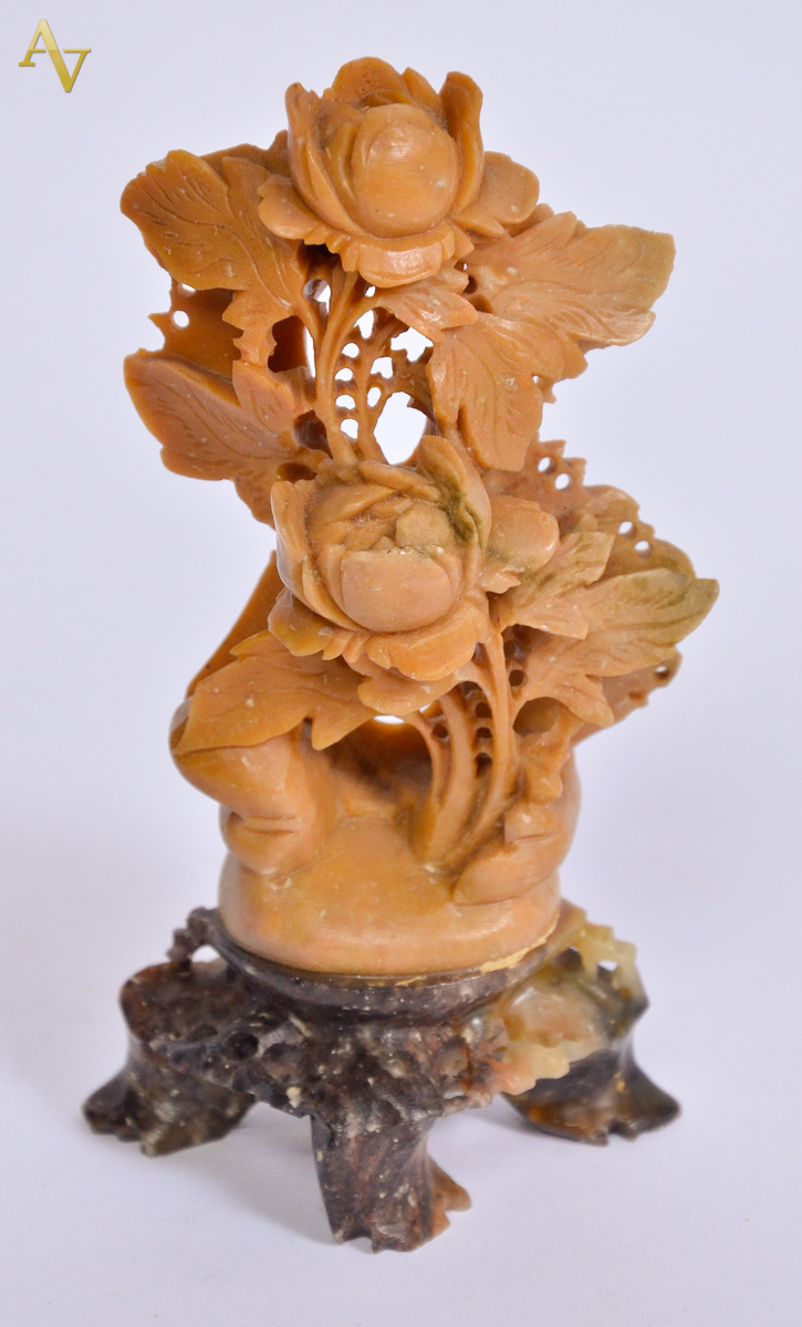 Arranjo oriental de pedra dura repres.Rosa do Deserto alt. 12 cm.