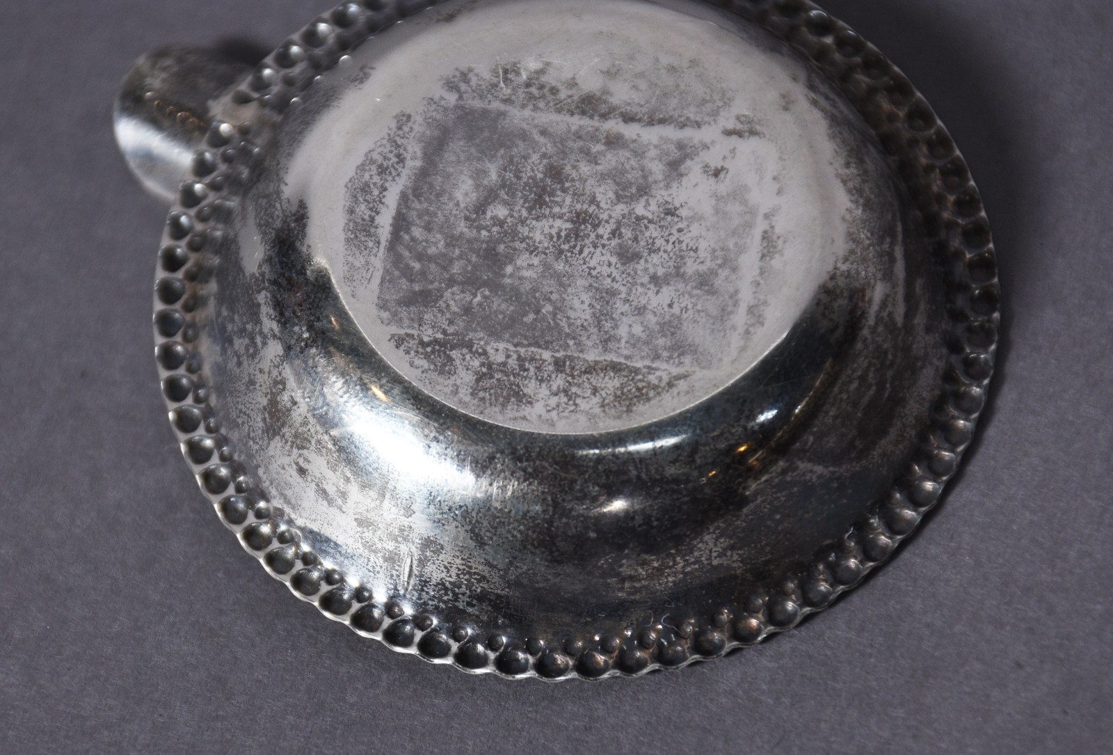 Seis cinzeiros individuais de metal prateado com bordas peroladas. - foto 4 de 5