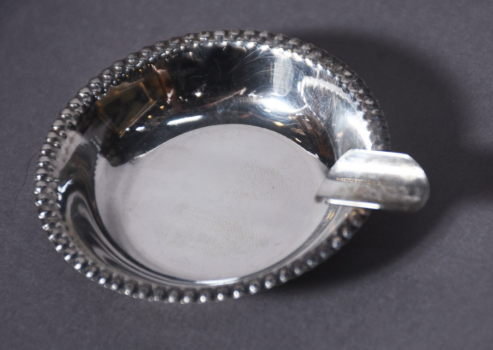 Seis cinzeiros individuais de metal prateado com bordas peroladas. - foto 5 de 5
