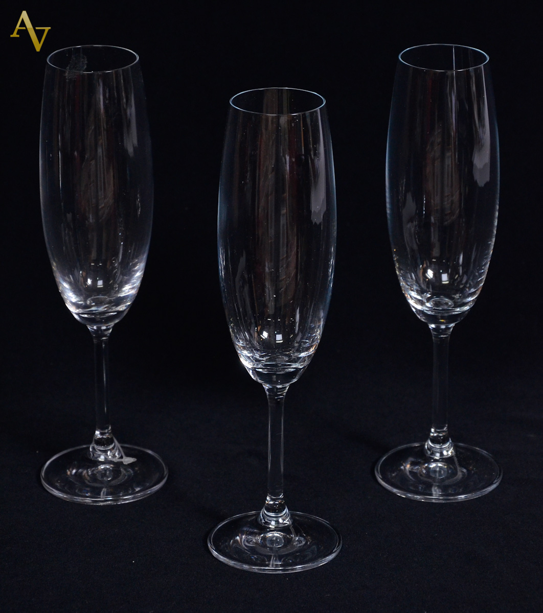 Seis flutes de cristal para champagne.