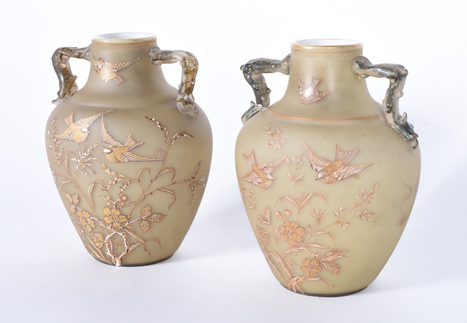 Par de antigos vasos de vidro opalinado francês decorados com... - foto 1 de 10