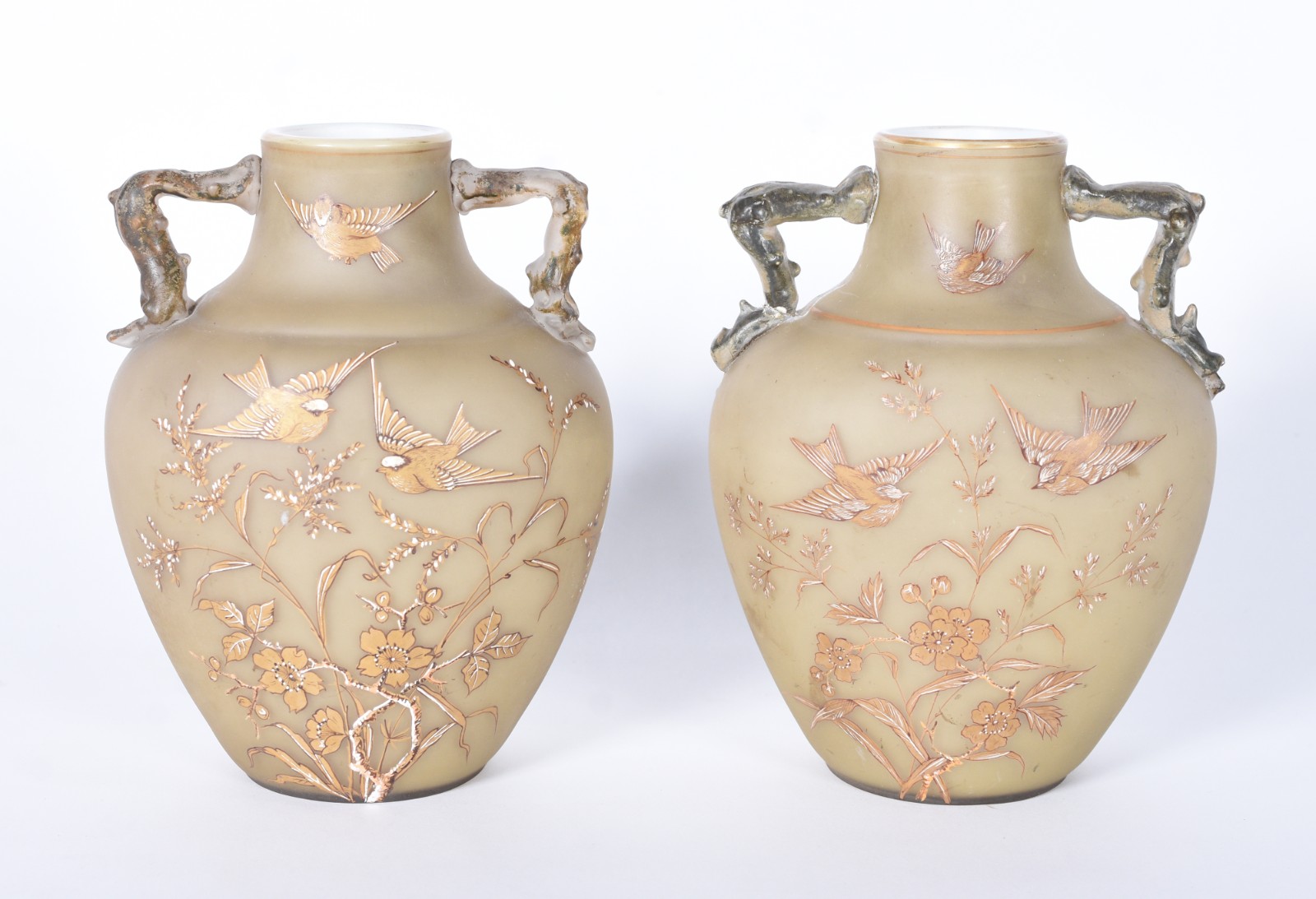 Par de antigos vasos de vidro opalinado francês decorados com... - foto 2 de 10