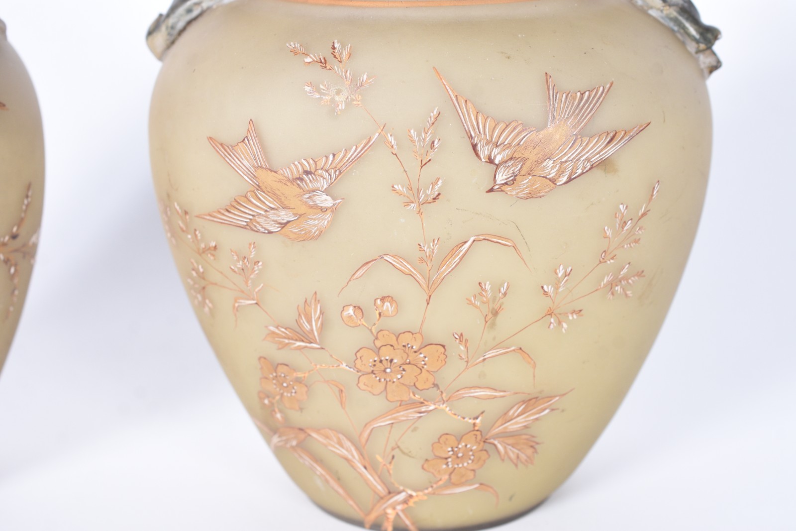 Par de antigos vasos de vidro opalinado francês decorados com... - foto 3 de 10