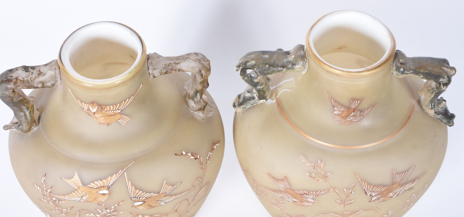 Par de antigos vasos de vidro opalinado francês decorados com... - foto 7 de 10