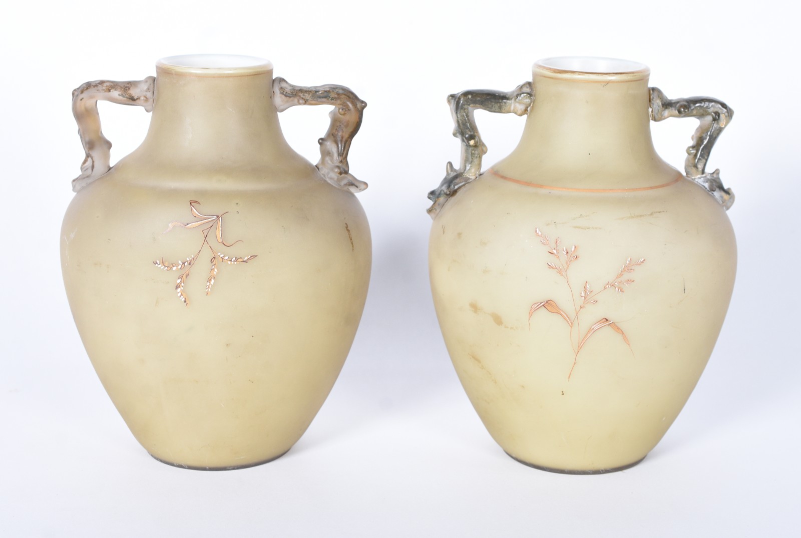 Par de antigos vasos de vidro opalinado francês decorados com... - foto 8 de 10