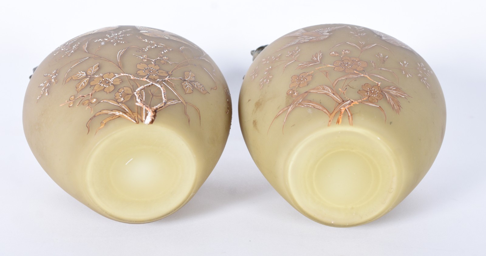 Par de antigos vasos de vidro opalinado francês decorados com... - foto 9 de 10