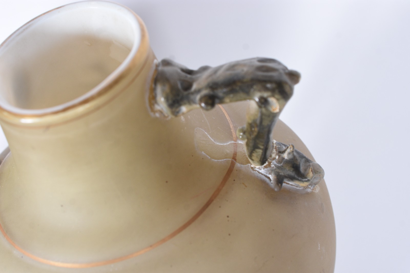 Par de antigos vasos de vidro opalinado francês decorados com... - foto 10 de 10