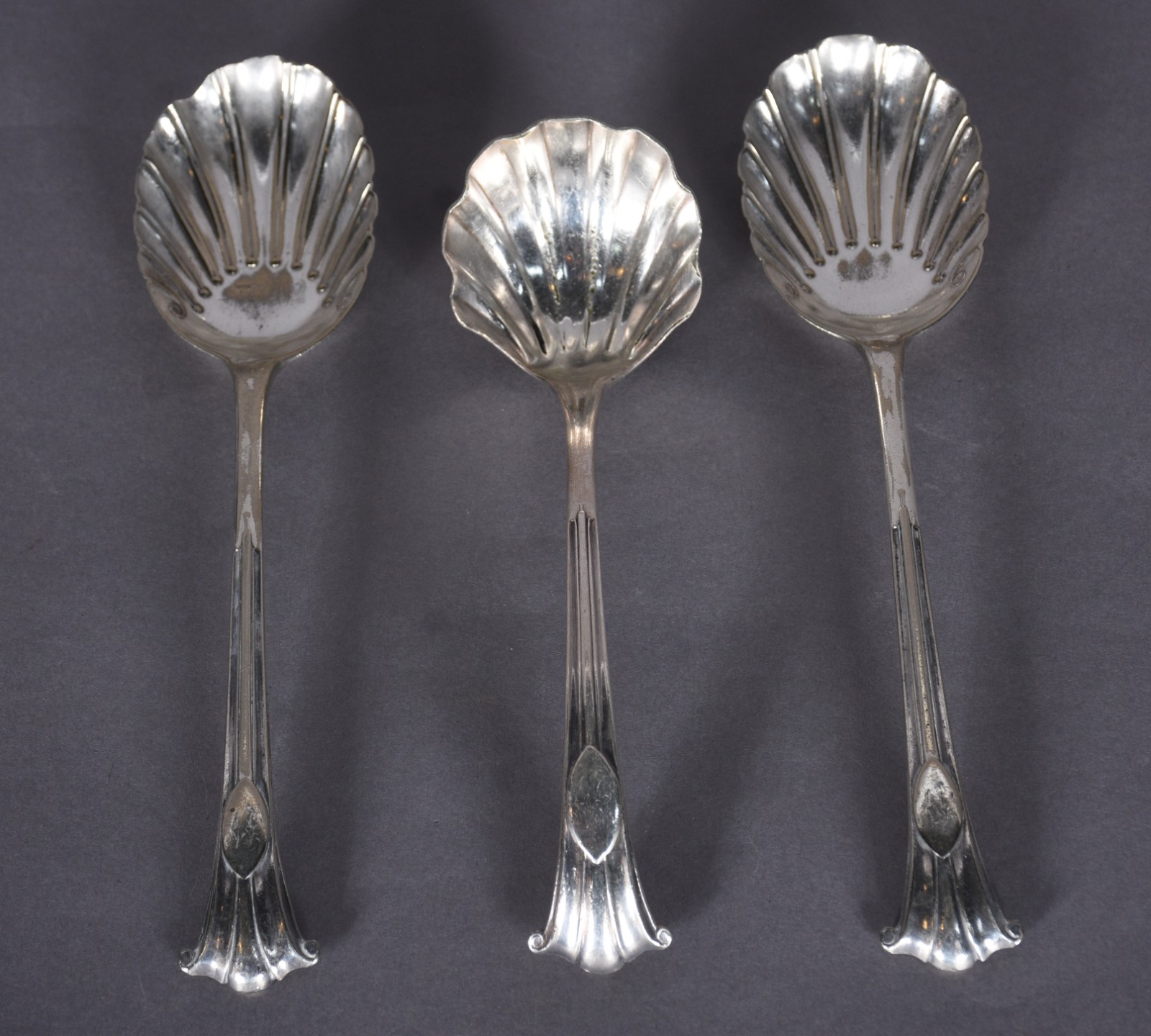 Três colheres inglesas de metal prateado. - foto 1 de 6