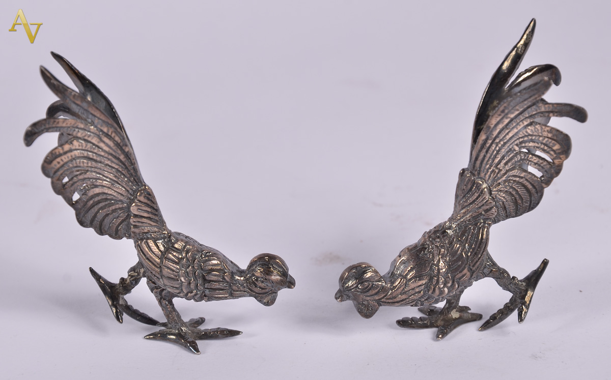Par de pequenos galos de prata contrastada, alt.6,5 cm.