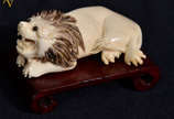 Netsuke de marfim, representando leao.Comp. 6,5... - Netsuke de marfim, representando leao.Comp. 6,5 cm.