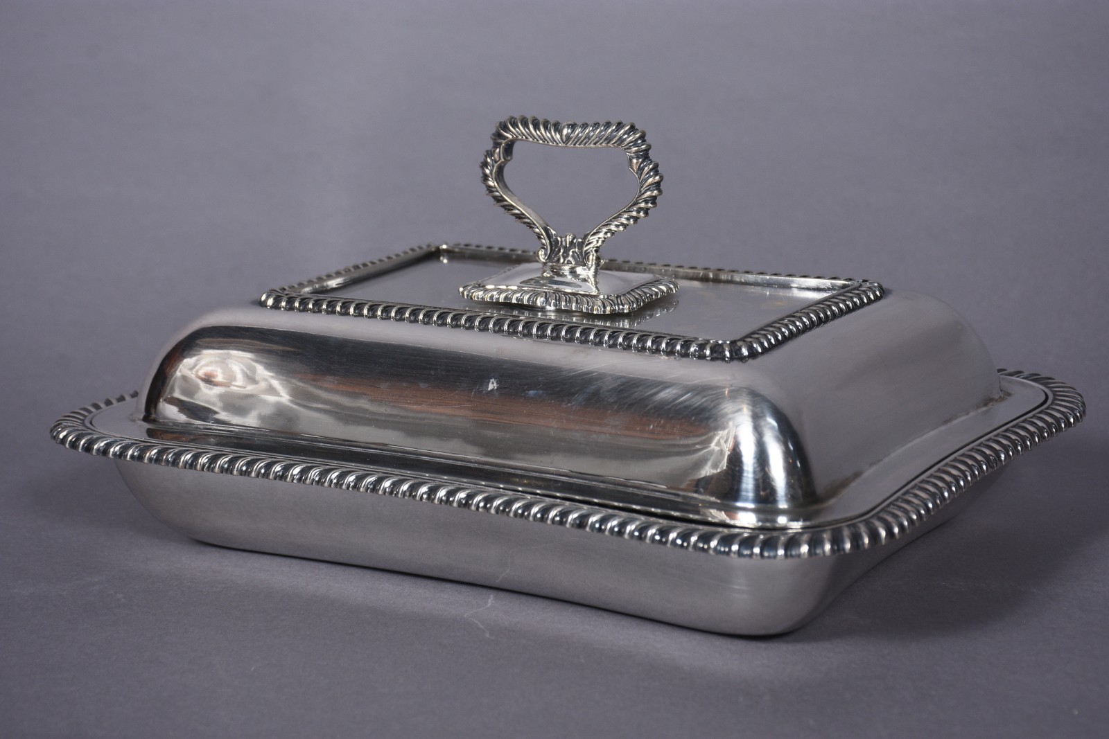Legumeira com tampa de metal prateado, Goldsmiths & Silversmiths... - foto 1 de 10