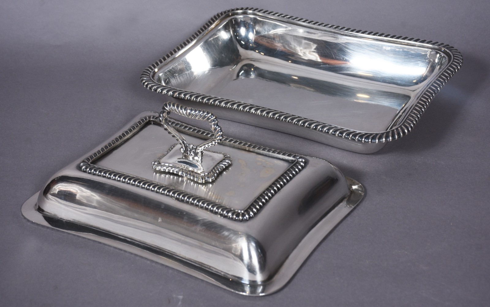 Legumeira com tampa de metal prateado, Goldsmiths & Silversmiths... - foto 2 de 10