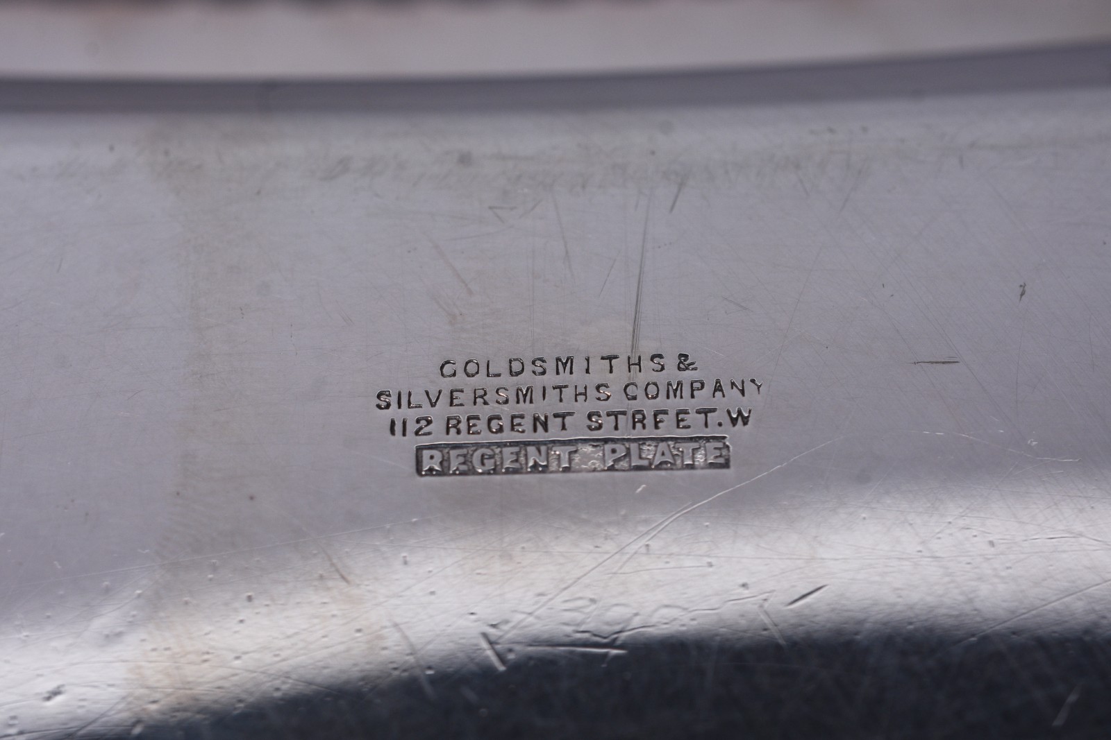 Legumeira com tampa de metal prateado, Goldsmiths & Silversmiths... - foto 9 de 10