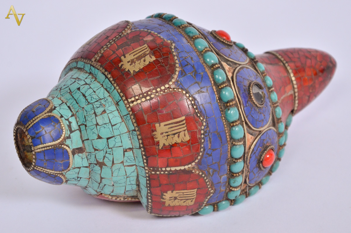 Concha com aplicações de lapis lázuli, turquesa, coral e madrepérola...
