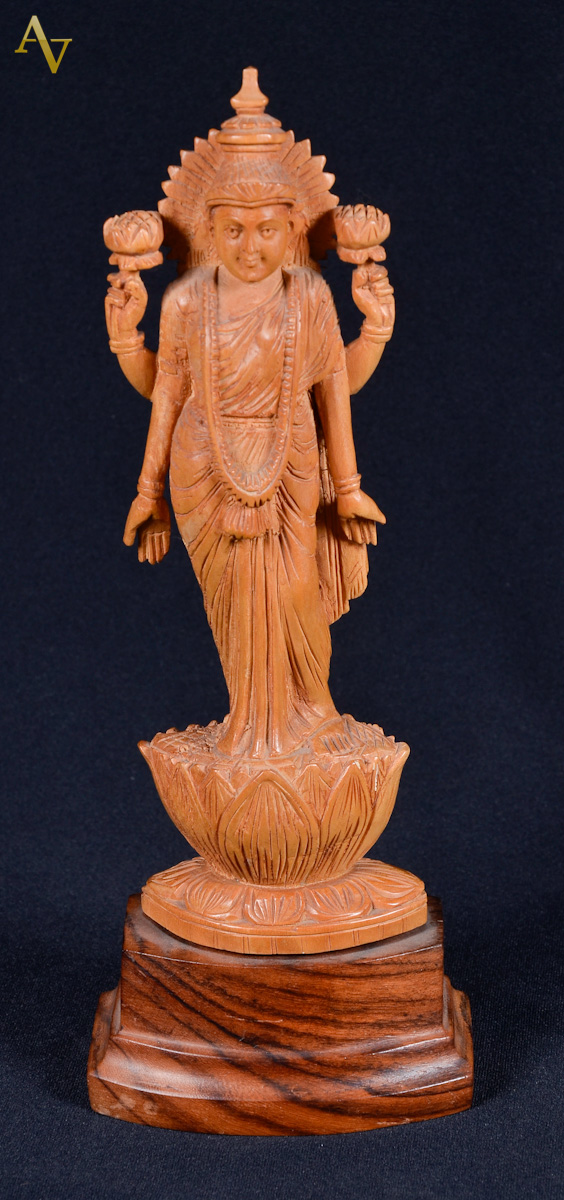 Deusa Lakshmi de madeira. Alt. 18 cm.
