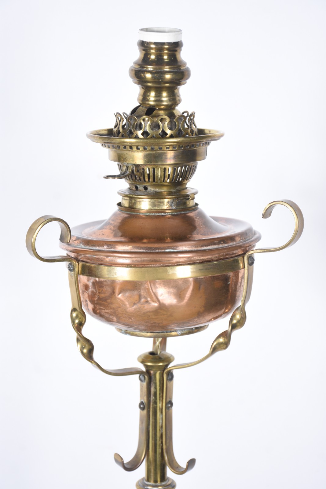 Elegante abatjour de pé de metal dourado com cúpula de vidro leitoso... - foto 5 de 10
